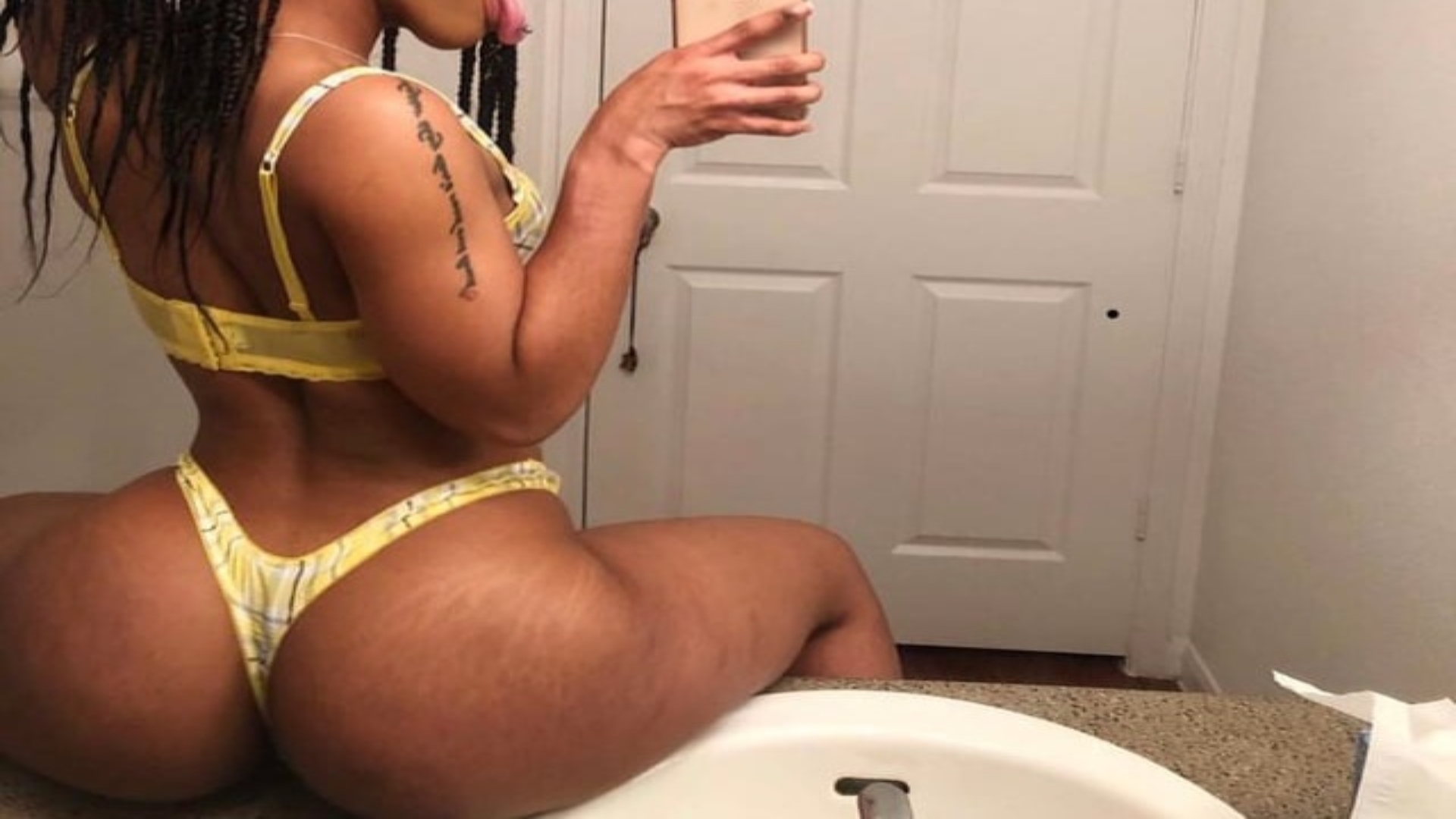 big-ass-ebony-freak-v0-qmlic9evsc321